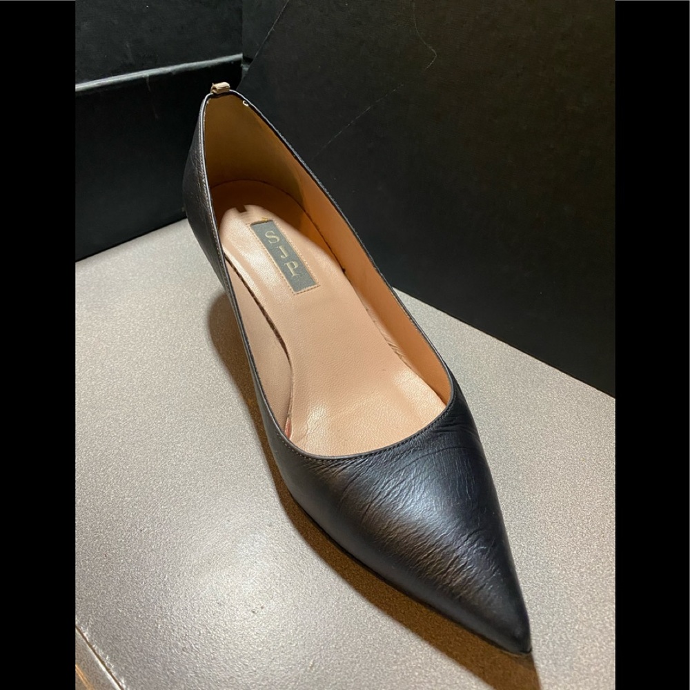 Sarah Jessica Parker (SJP) dark grey pumps!